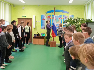 Картинка к материалу: «Учебная неделя в нашей школе началась с церемонии поднятия флага Российской федерации»