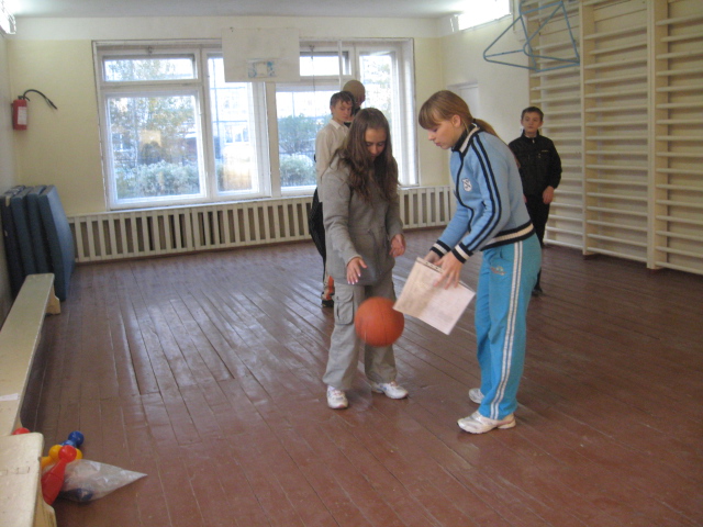 Урок физкультуры в 9 классе, учитель Никулина Наталья Александровна, ученица 9 класса