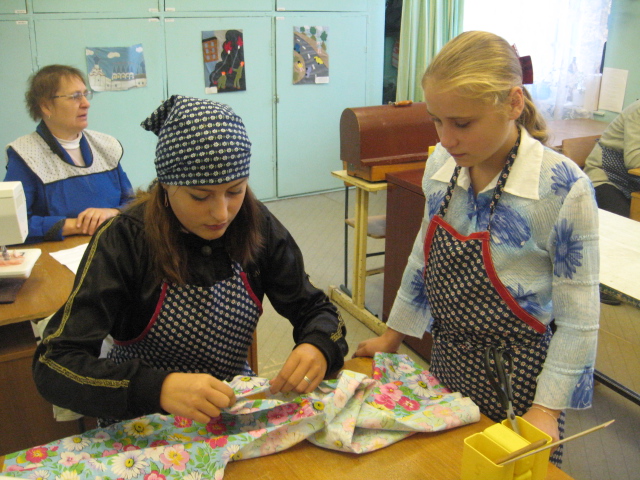 Урок швейного дела в 8 классе, учитель Воробьёва Марина Сергеевна, ученица 8 класса