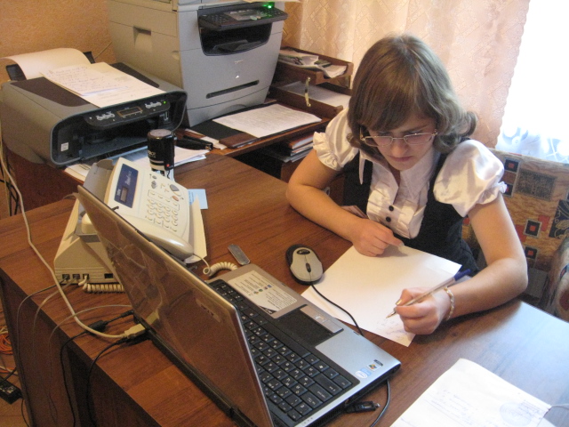 2 Зам. директора по УВР Метелькова Ольга Владимировна, ученица 10 класса работает с документами