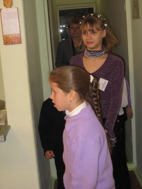Новая учительница 2 класса Чулкина Александра Александровна, ученица 7 класса ведёт своих детей в столовую